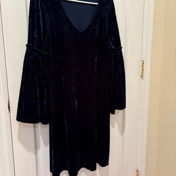 Karen Kane blue crushed velvet v-neck dress with flare sleeves size XL like new - Picture 3 of 6